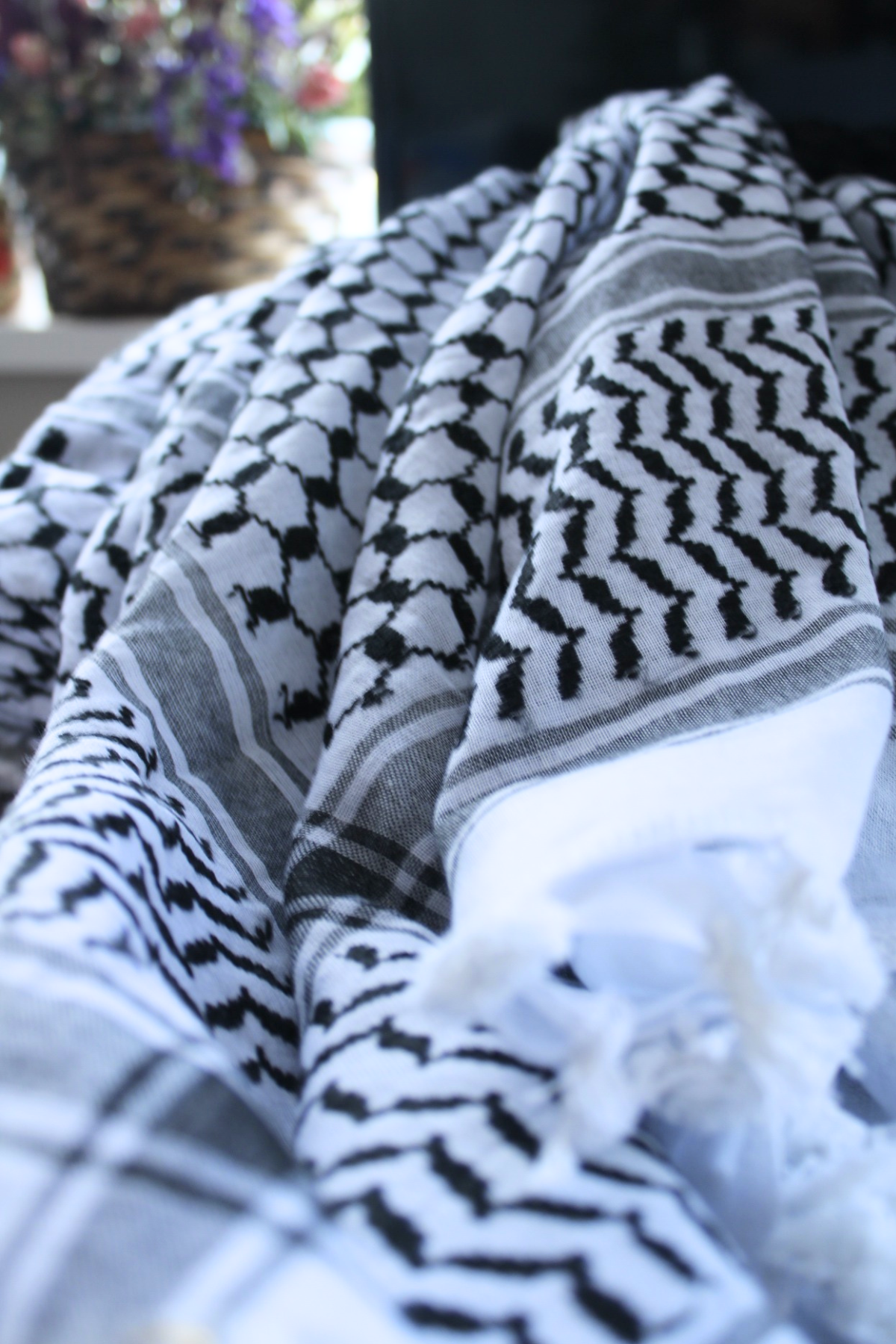 Traditional Keffiyeh Scarf-Black&White-With Tassels