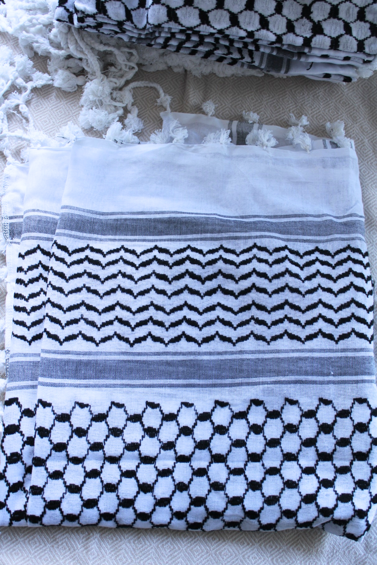 Traditional Keffiyeh Scarf-Black&White-With Tassels